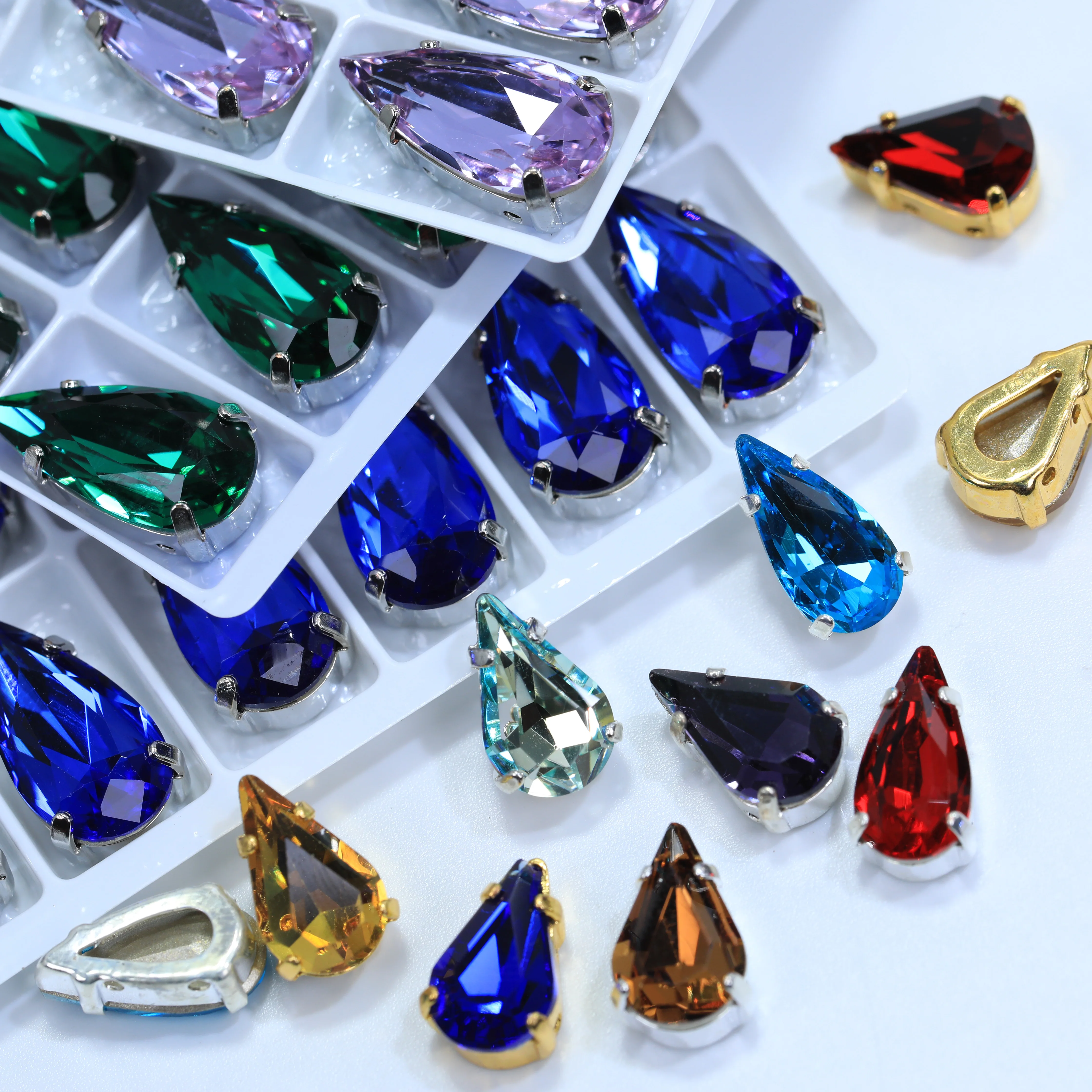 Hochwertige Glas-Strasssteine mit dünnen Krallen, spitzer Rückseite, zum Aufnähen in verschiedenen Farben für Kleidung, Schuhe, Taschen, DIY-Bastelarbeiten, Schmuck, Hochzeit. – Detail 3