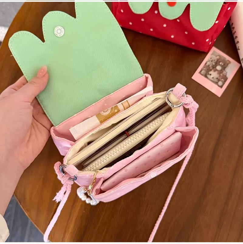 Erdbeerfarbene gepunktete Umhängetasche, leichte, vielseitige Umhängetasche für Pendlerinnen, niedliche Flip-Messenger-Tasche, Mädchen-Geldbörse – Detail 12