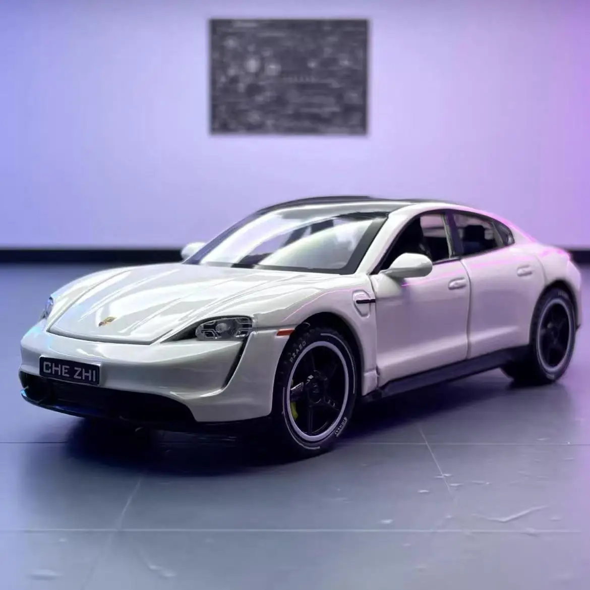 

1:32 Porsche Taycan Детские высококачественные украшения, подарки и игрушки со звуковым и световым сплавом, литые под давлением модели