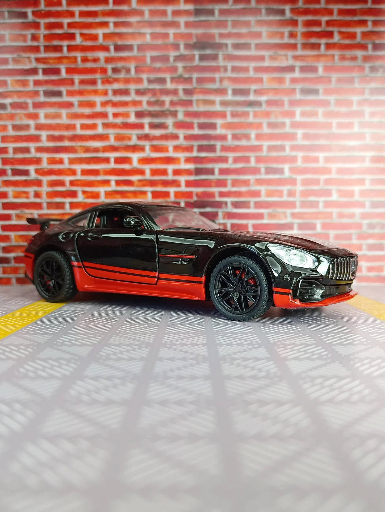 1:32 simulation Mercedes GT alloy car model, doors and engine hood, trunk can be opened, has sound and lighting functions