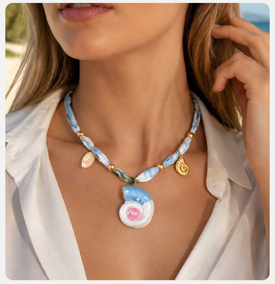 Vnox Boho Keramik-Blumenherz Imitationsperlen-Seidenschal-Halskette, vergoldete Harz-Muschel-Anhänger Schlüsselbeinkette Strand-Schmuck – Detail 3