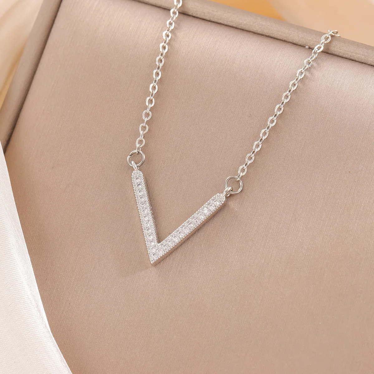 New Personality Fashion 925 Sterling Silver Jewelry Exquisite Mirco Crystal Letter V Clavicle Chain Pendant Necklaces XL079
