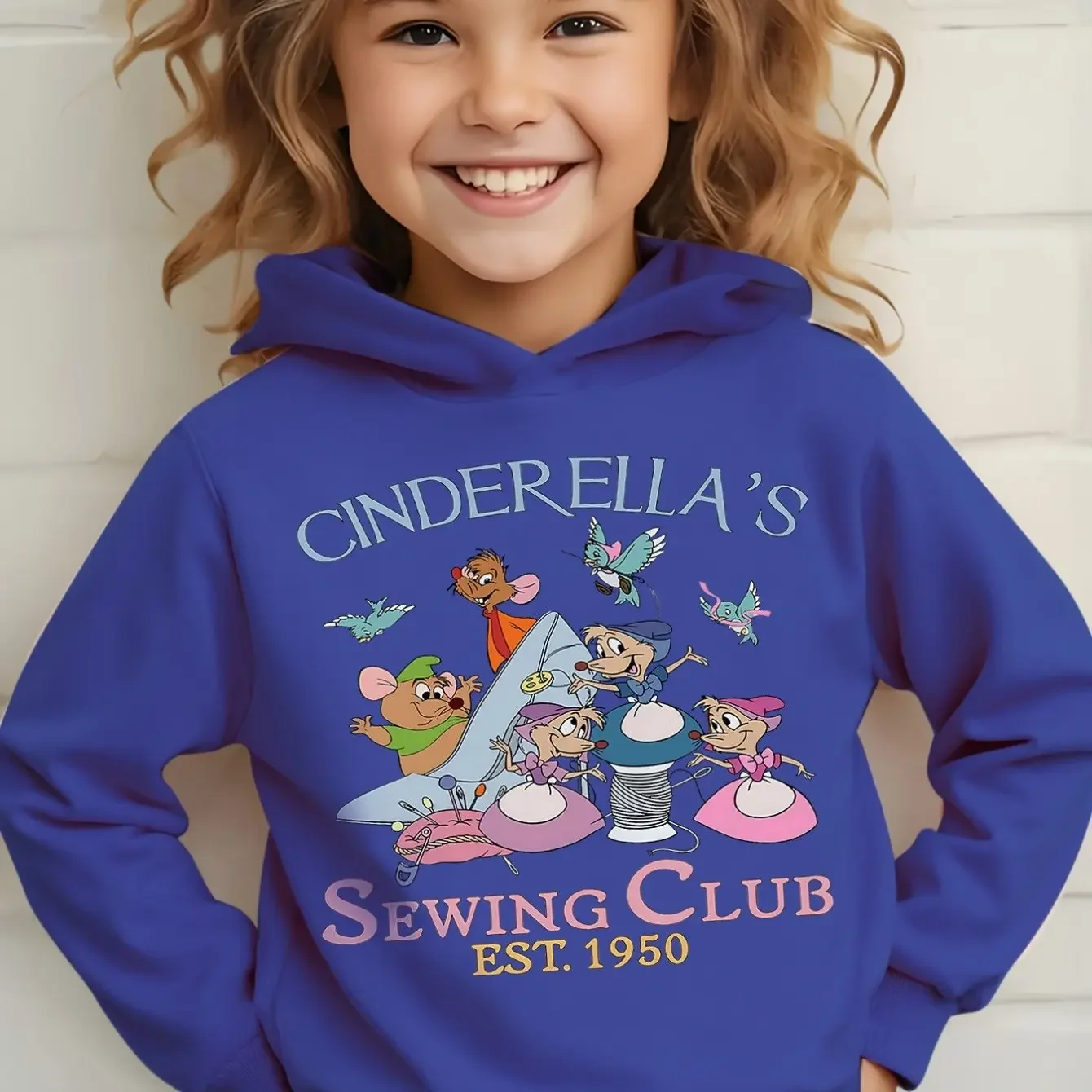 

Детская толстовка с капюшоном и длинными рукавами Disney 3D Cinderella Sewing Club, что делает ее идеальным подарком для детей.