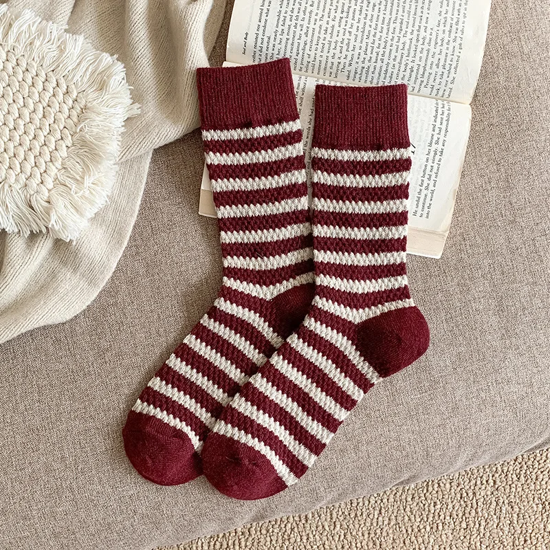 5 أزواج من مجموعة الخريف والشتاء الجديدة مع جوارب متوسطة مخططة سميكة مخملية جوارب طويلة متعددة الاستخدامات لدفء الشتاء