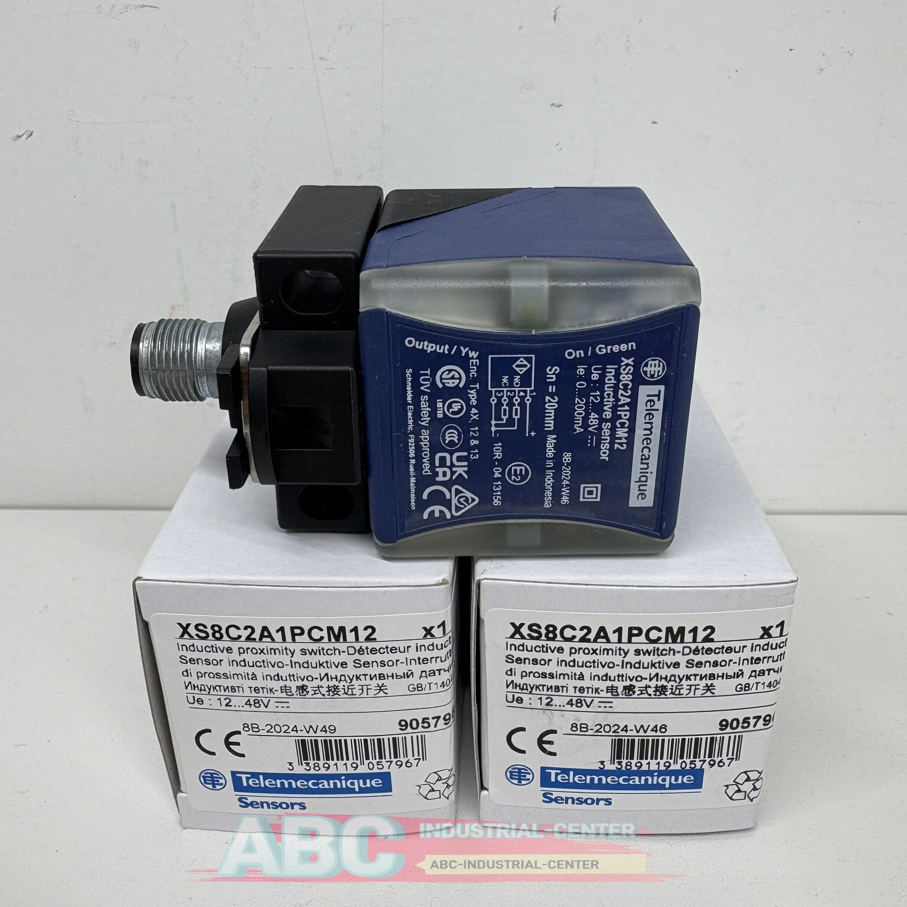 Inductive Proximity  new XS8C2A1PCM12 in box