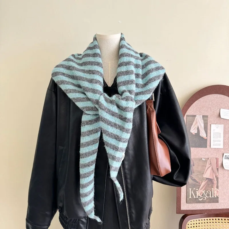 Neuer Damen-Dreiecksschal aus Wollmischung, gestrickter gestreifter Schal für Herbst und Winter, warme Halswärmer in großer Größe. – Detail 5