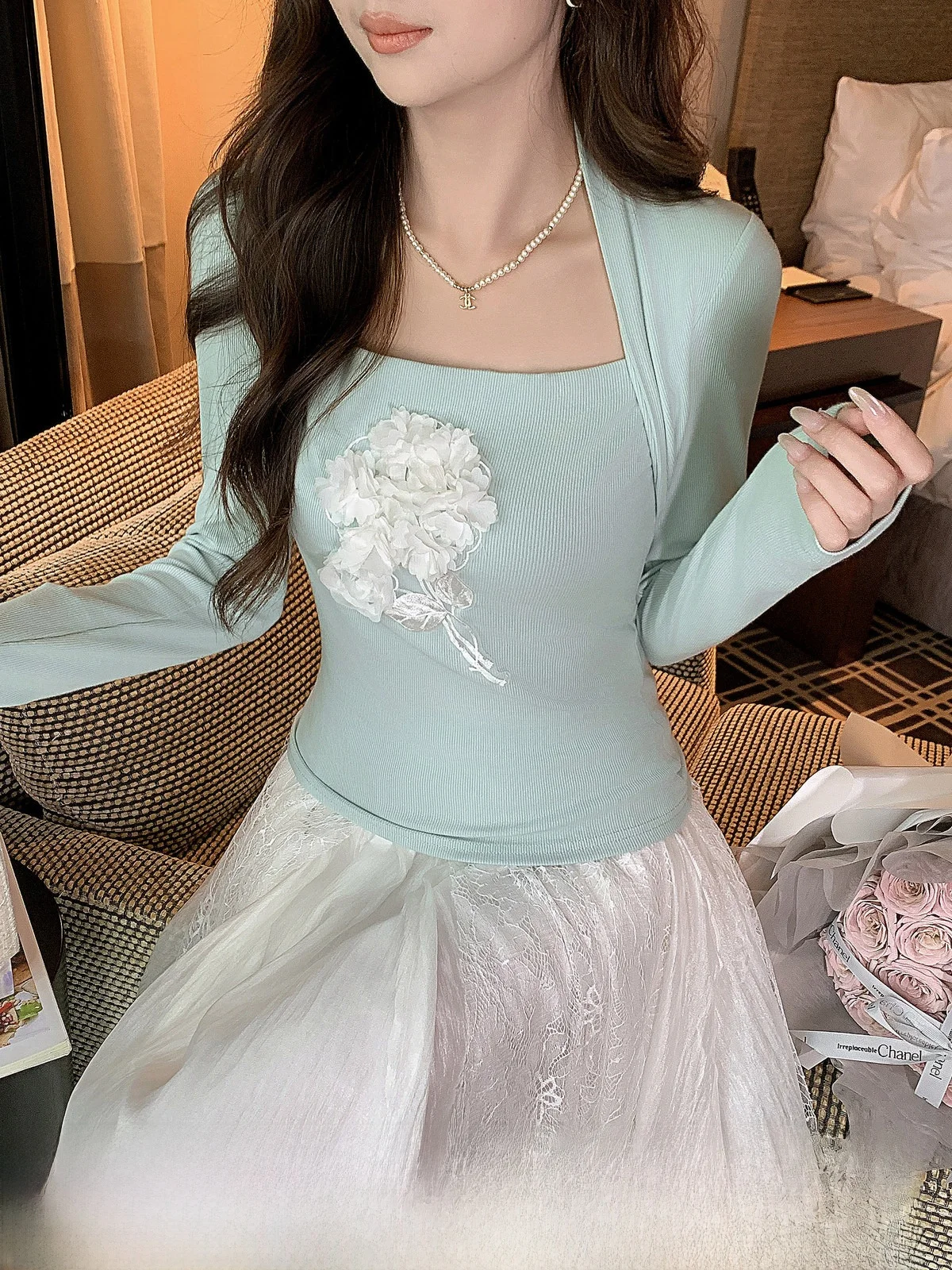 

Женская футболка с длинным рукавом и эффектом похудения, французский дизайн, имитация двухслойности, приталенный крой, новинка весенней коллекции от Zhang Xinyou