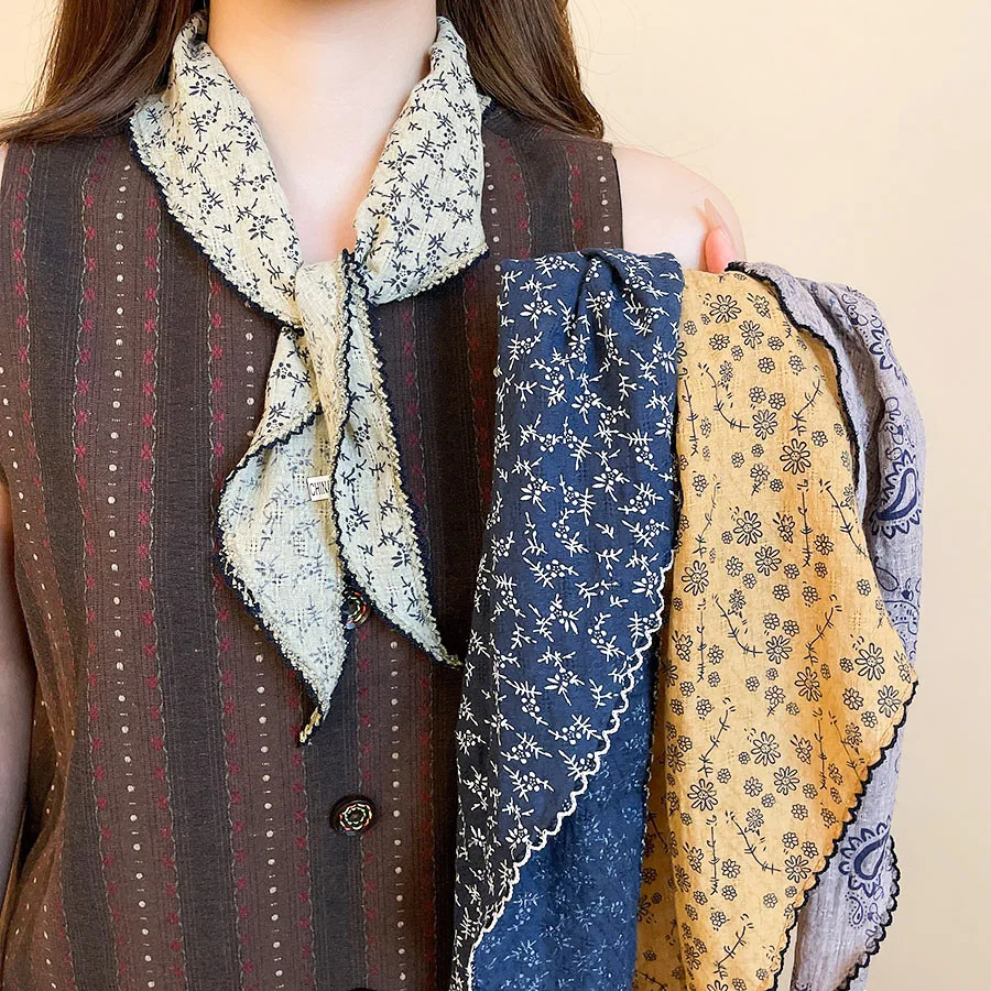 

Floral Print Triangle Headscarf Versatile Styling Ethnic-inspired Collarbone Chain Design Silk Scarf Women's Gift