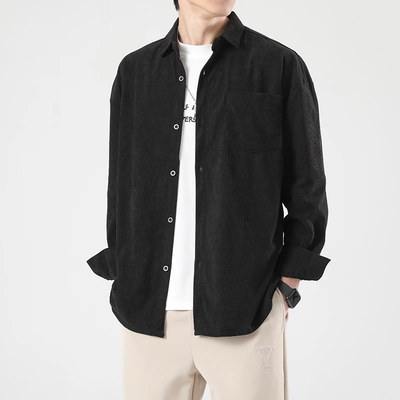 Corduroy blus lengan panjang pria, jaket kemeja kasual longgar berkancing warna musim semi 2025 dengan saku untuk pria