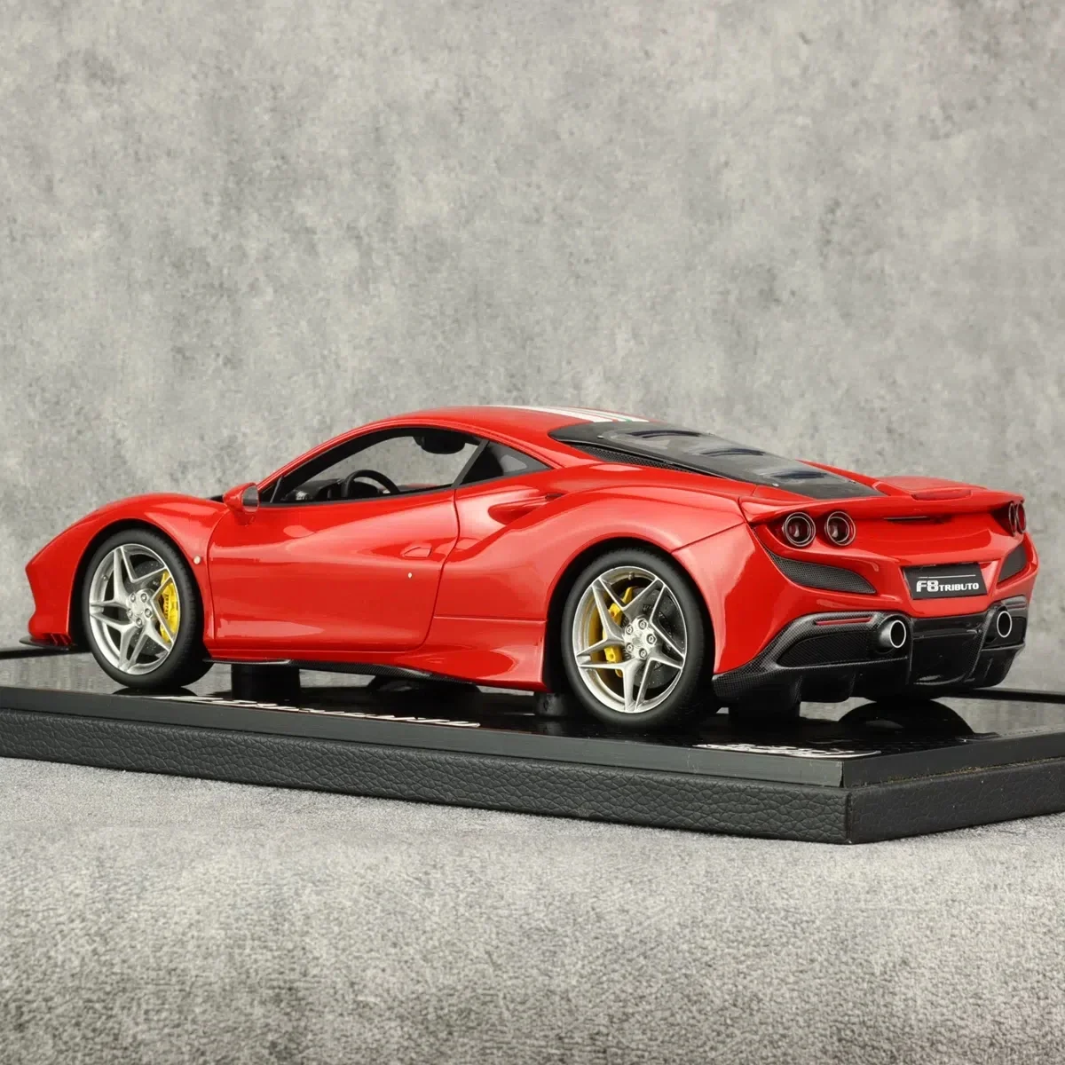 BBR 1:18 F8 Tributo Club 맞춤형 에디션 시뮬레이션 한정판 수지 금속 정적 자동차 모델 장난감 선물