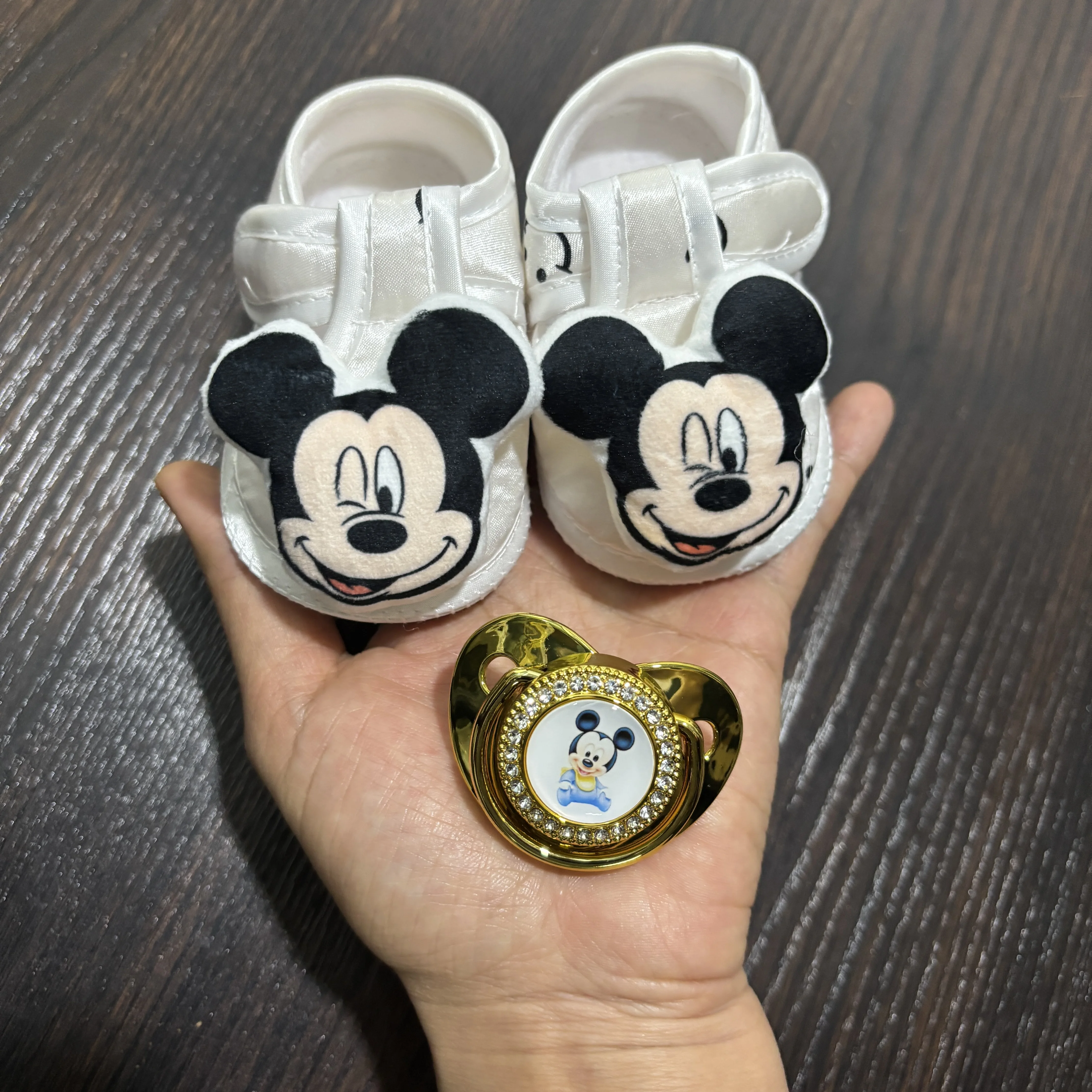 

Gentle newborn pacifier and cute baby shoes Help babies soothe themselves and sleep better A very suitable and tender gift