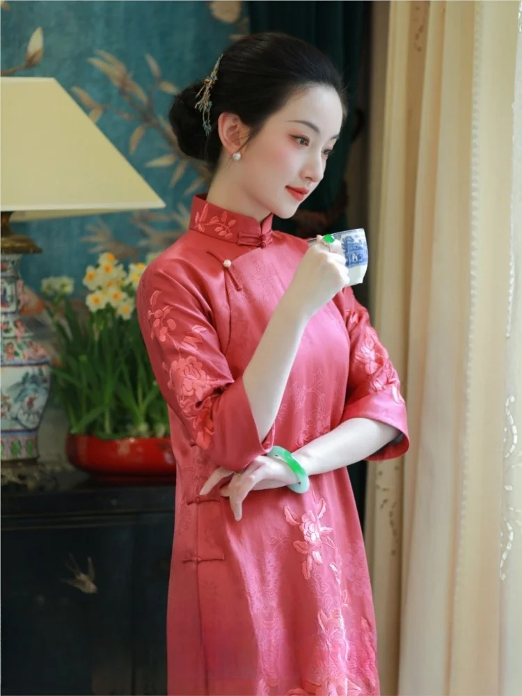 

Новый шелковый длинный жаккардовый длинный Cheongsam с узкими рукавами и вышивкой Янша в китайском стиле на пуговицах
