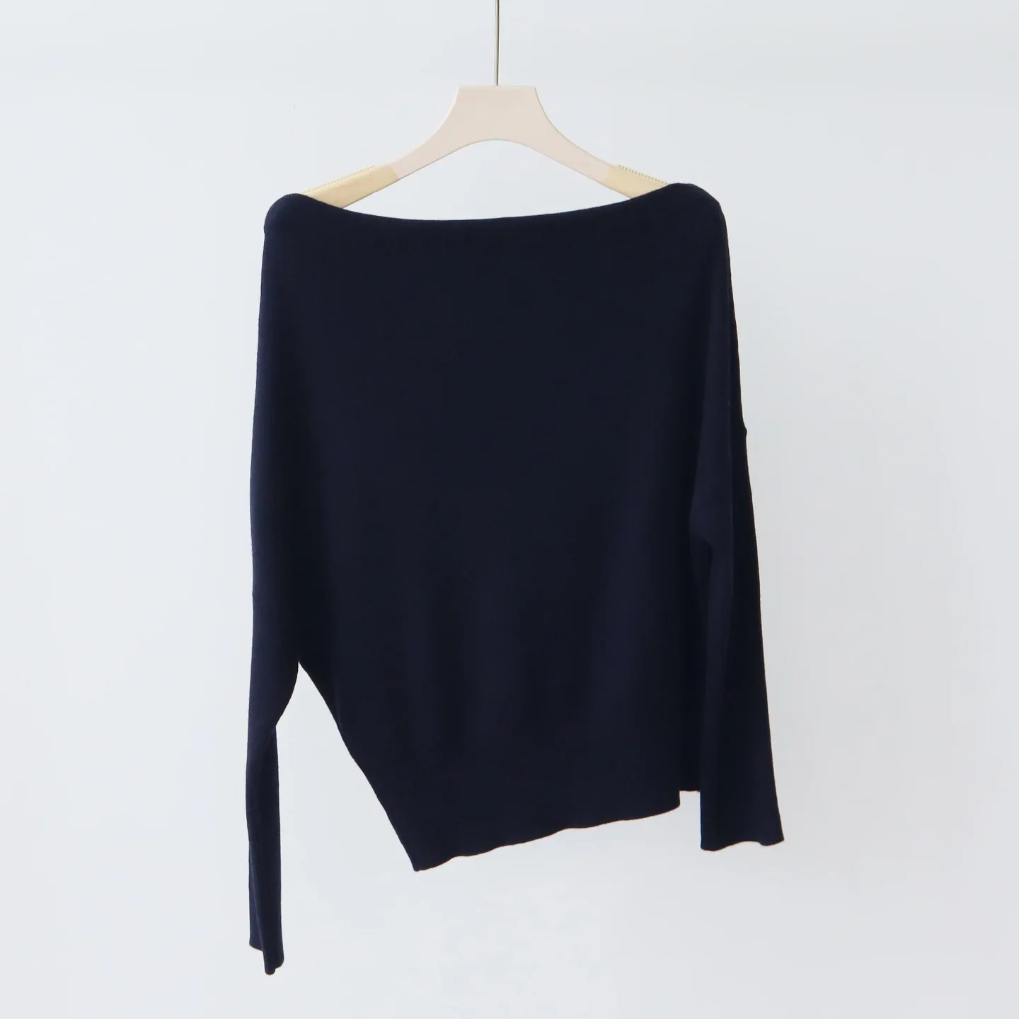 เสื้อสเวตเตอร์ไหมพรมผู้หญิง แขนยาวทรงแบทวิง คอเฉียง ทรงหลวม สไตล์ลำลอง เหมาะสำหรับใส่ทำงาน ฤดูใบไม้ร่วง ปี 2025