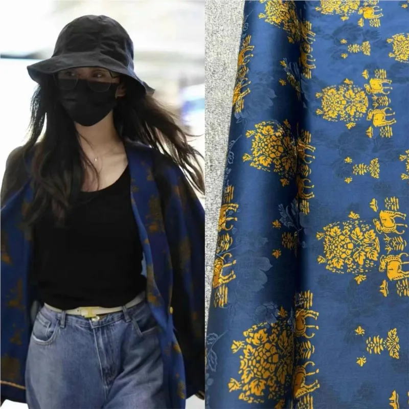 Um casaco cheongsam de tecido de gaze vermelha perfurada de seda feito de
