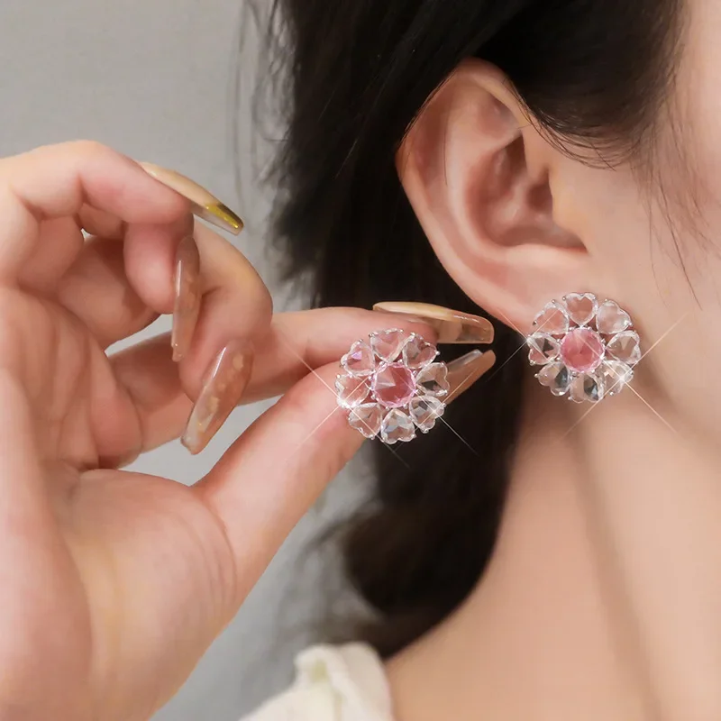 

New Women's Earrings High-grade Fashion Plum Blossom Artificial Zircon Copper Sweet Fresh Trend Luxury Party