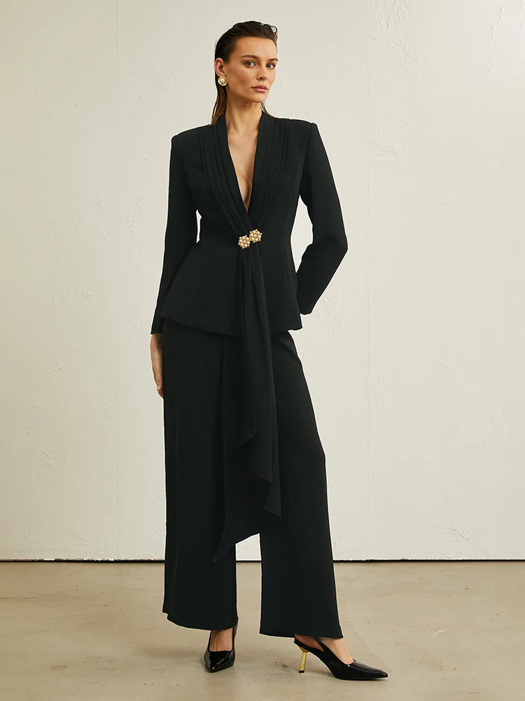 طقم بنطال نسائي أسود أنيق من VC - سترة علوية برقبة على شكل حرف V عميقة مع زر ذهبي + بنطلون واسع الساق للحفلات المسائية