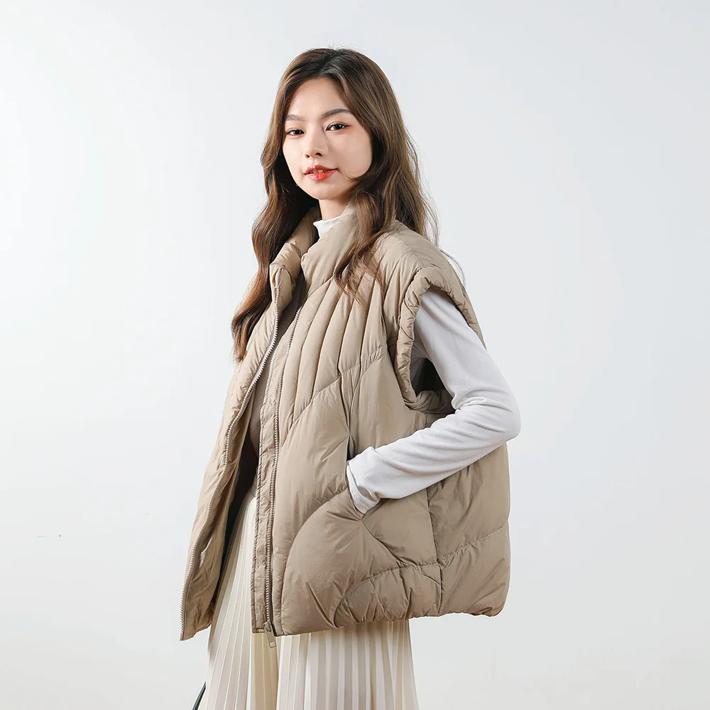 سترة مقصوصة على الطراز الكوري. مصنوعة من بطة بيضاء بنسبة 90% للدفء خفيفة الوزن وصورة ظلية حديثة ومرحلة.