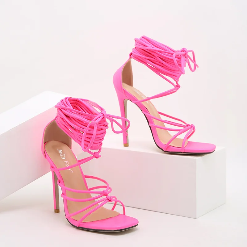 

Сексуальные черно-белые желтые босоножки-гладиаторы на высоком каблуке с перекрестными ремешками, женские летние сандалии с открытым носком, ботфорты выше колена