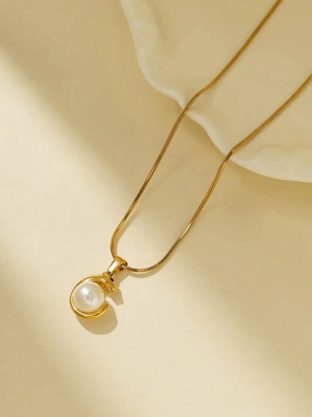 

Retro Palace Style Stainless Steel Gold Leopard Head Pearl Pendant Simple Necklace Women's Fashion Jewelry Wedding Gift