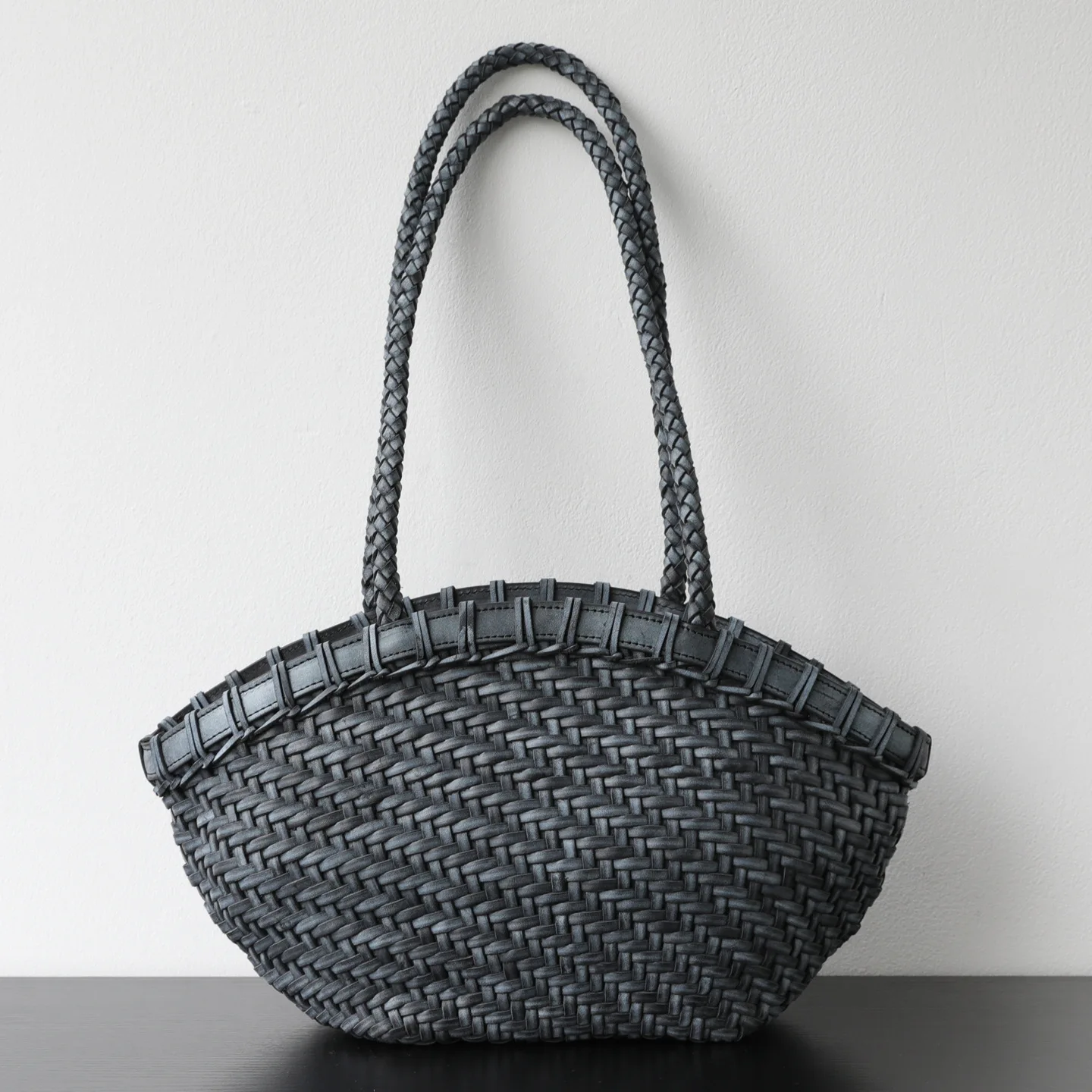 Designer luxury women's bag hand-woven vegetable-tanned leather tote bag shell-shaped holiday-style real leather shoulder bag view 4