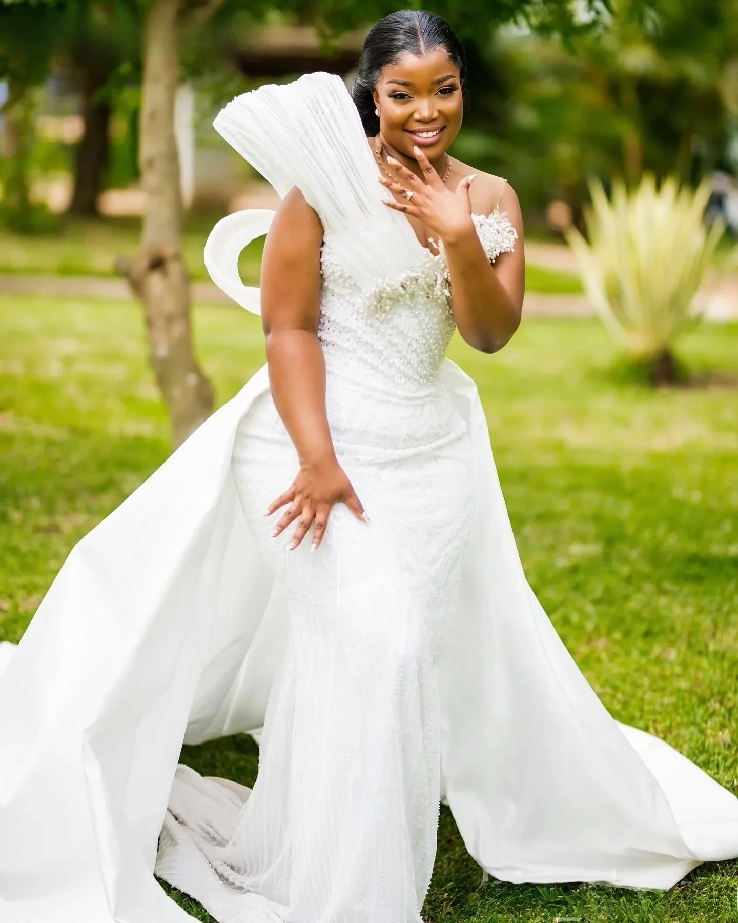 Customized White Mermaid Wedding Dress Sequined Sheer Neck Pearls Stylish Detachable Train Vintage Bridal Gowns Dresses