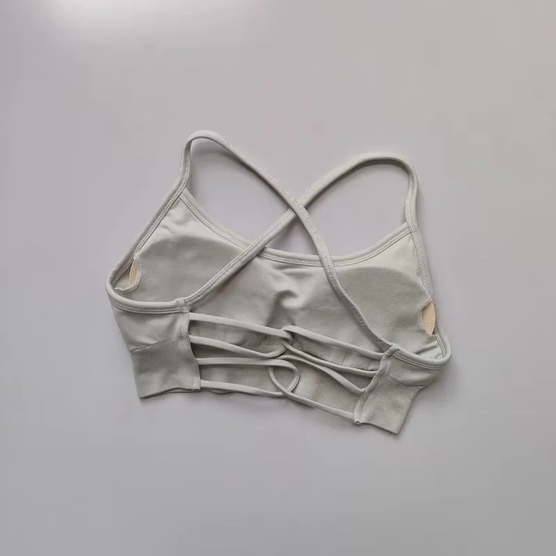 Schöner Yoga-Sport-BH mit offenem Rücken, dünnen Trägern und Kreuzriemen am Rücken, hochelastischer, atmungsaktiver BH, stoßdämpfend, ideal zum Laufen, für Pilates und Training. – Detail 9