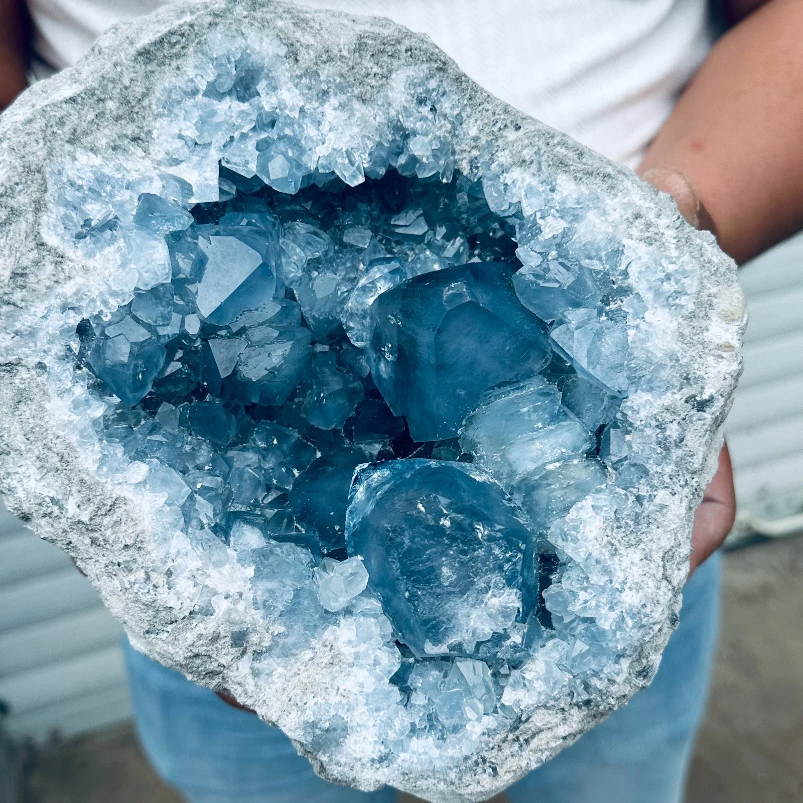 Natural blue calcite crystal clusters, in free form, with healing energy, suitable for home and office decoration, and for purif