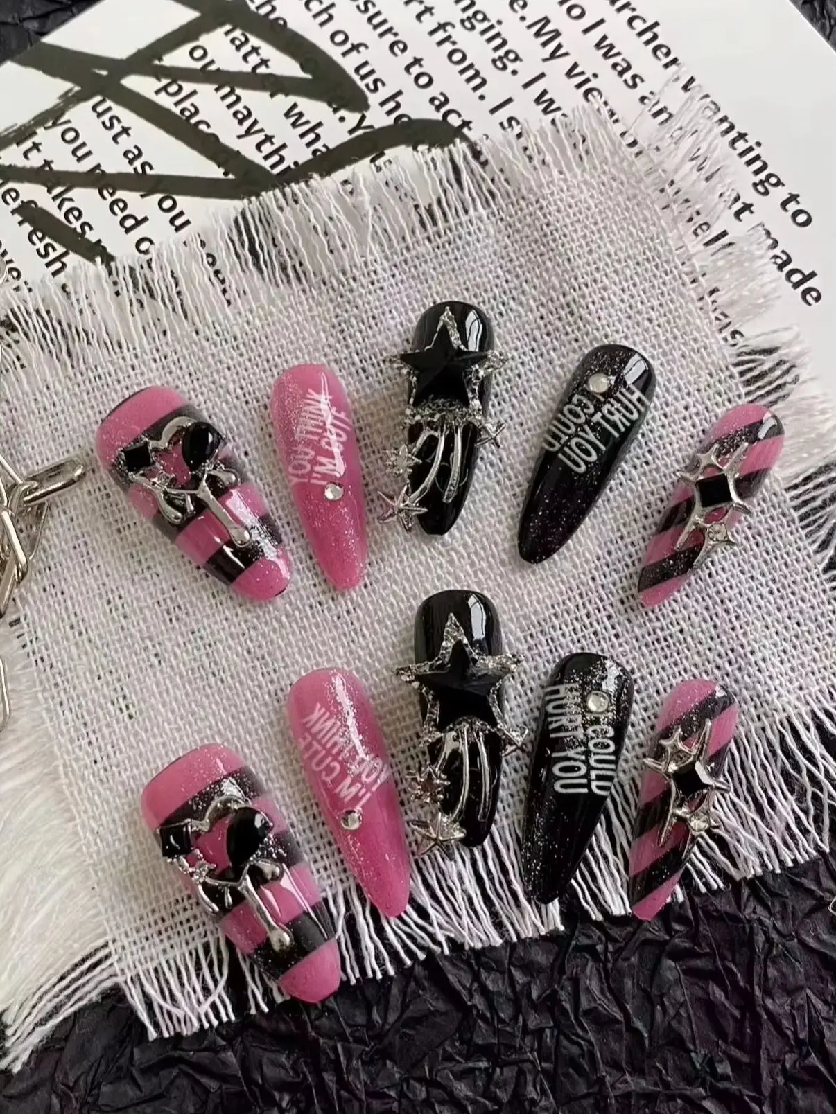 Handgefertigte, pink-schwarz gestreifte Stern-Metall-Press-On-Nägel, lange, mandelförmige Y2K Gothic Kunstnägel, Grunge-Buchstaben-Klebenägel für – Detail 1