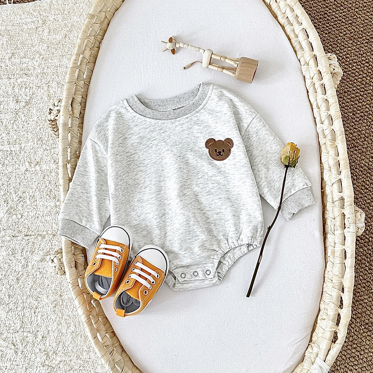 Neuer Baby-Strampler mit langen Ärmeln, Bärenstickerei, weicher, lila Baumwollstoff, Rundhalsausschnitt, Baby-Body, Unisex-Overall, Baby-Outfit. – Detail 3