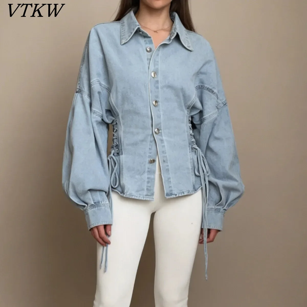 

VTKW 2026 Новая женская джинсовая рубашка с кружевной отделкой на талии, воротником-стойкой, рукавами-баллон, на пуговицах, светло-голубая, повседневный топ