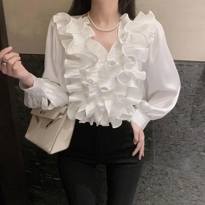 

Designed Wood Ear-edged V-neck Base Layer Shirt for Women in Autumn and Winter Style French High-end Short Inner Layer Top