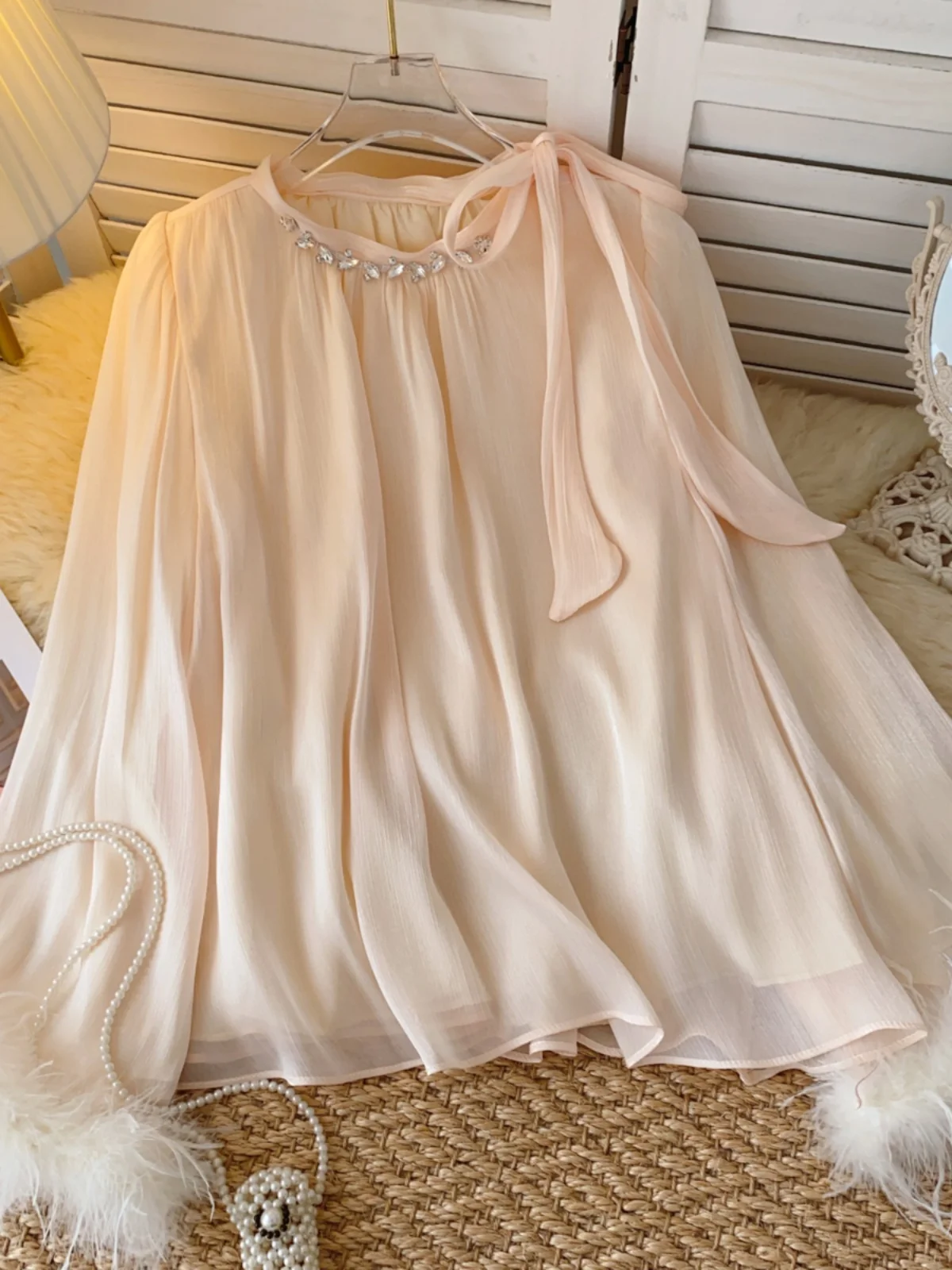 

Новинка 2026, осенняя женская темпераментная рубашка с бриллиантами и круглым вырезом, пушистая лоскутная рубашка с длинными рукавами и бантом на шнуровке, однотонная рубашка, топы