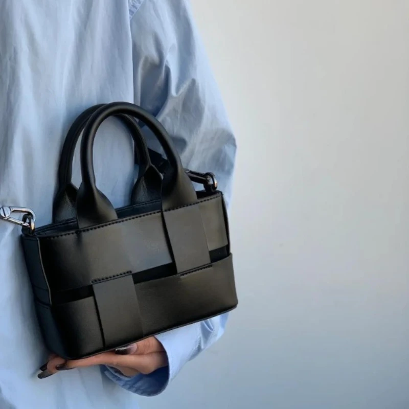 

Корейская версия маленькой ручной сумки-ведро со свежим плетением, женская сумка через плечо Tide 2025 года, новая модная текстурная сумка через плечо