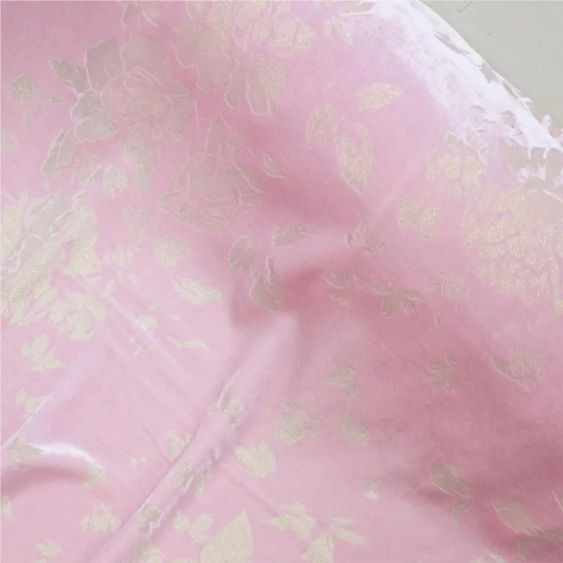 

Ткань платья Cheongsam изготовлен из шелкового бархата с золотым цветком.