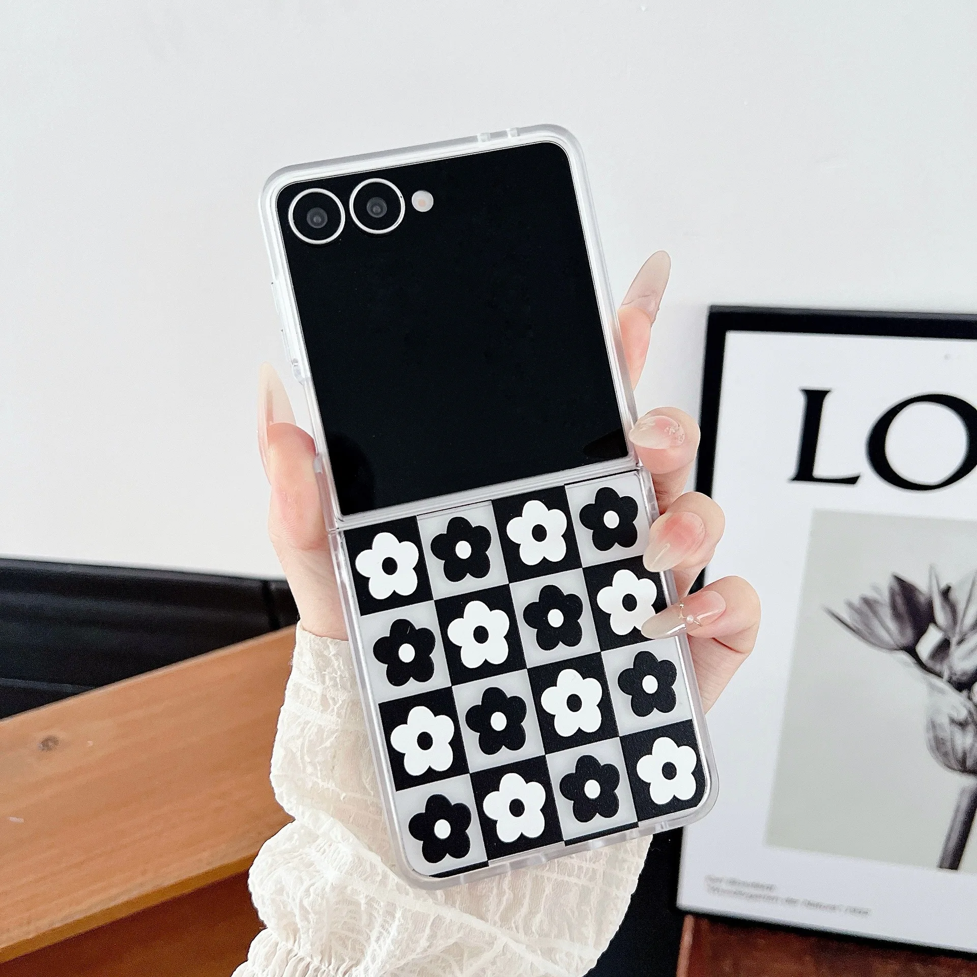 

White Black Flower Phone Case For Samsung Galaxy Z Flip 7 6 5 4 Protective Back Cover For ZFlip5 ZFlip6 ZFlip7 Case Shell