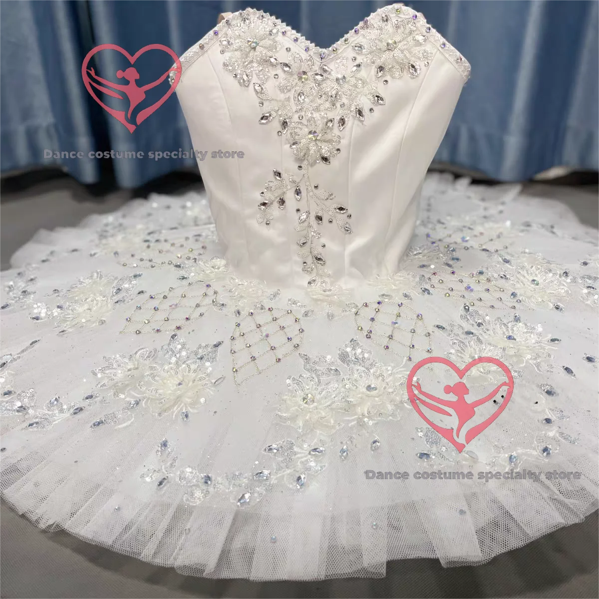 

Профессиональная балетная пачка, украшенная стразами