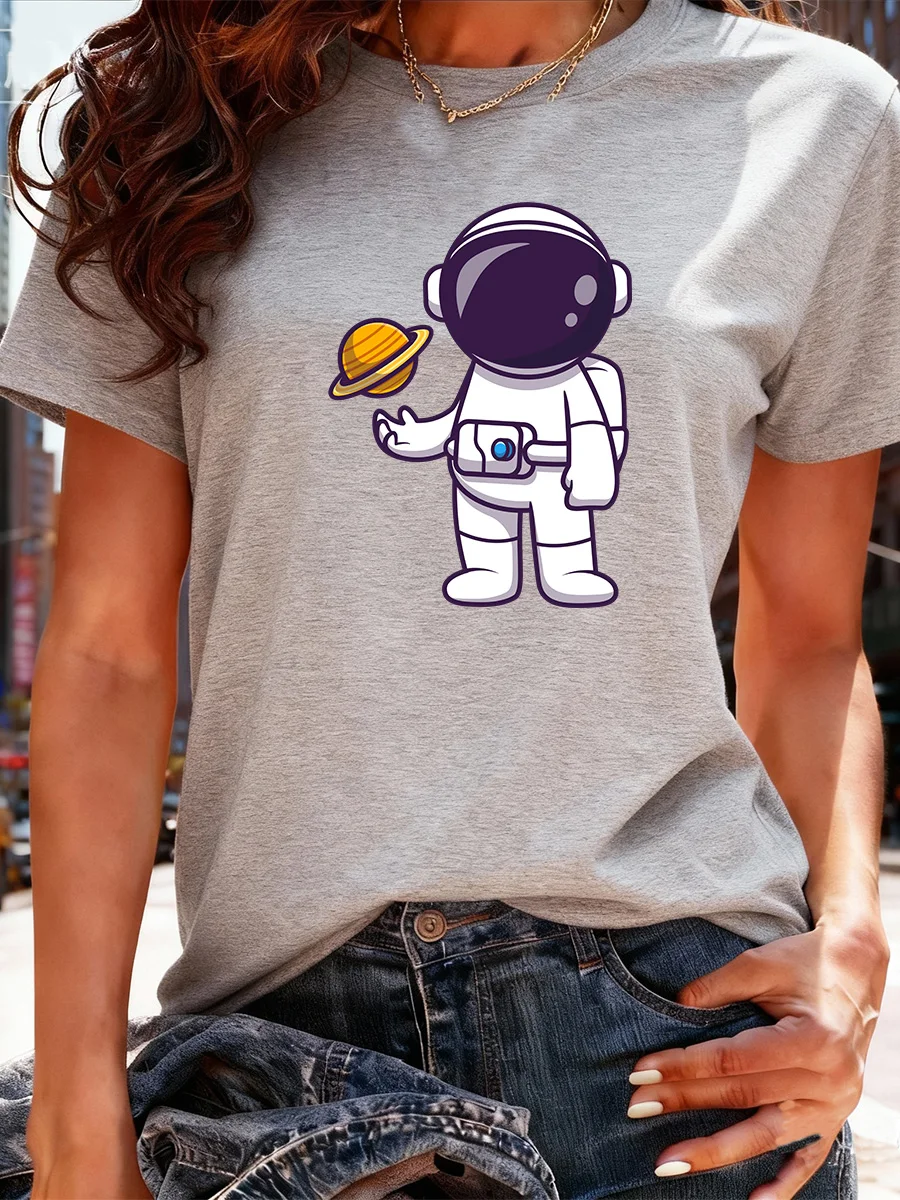 تي شيرت أبيض قصير الأكمام مع رائد فضاء كرتوني لطيف يحمل رسومات زحل، تي شيرت كاجوال بطابع مساحة للارتداء اليومي #3