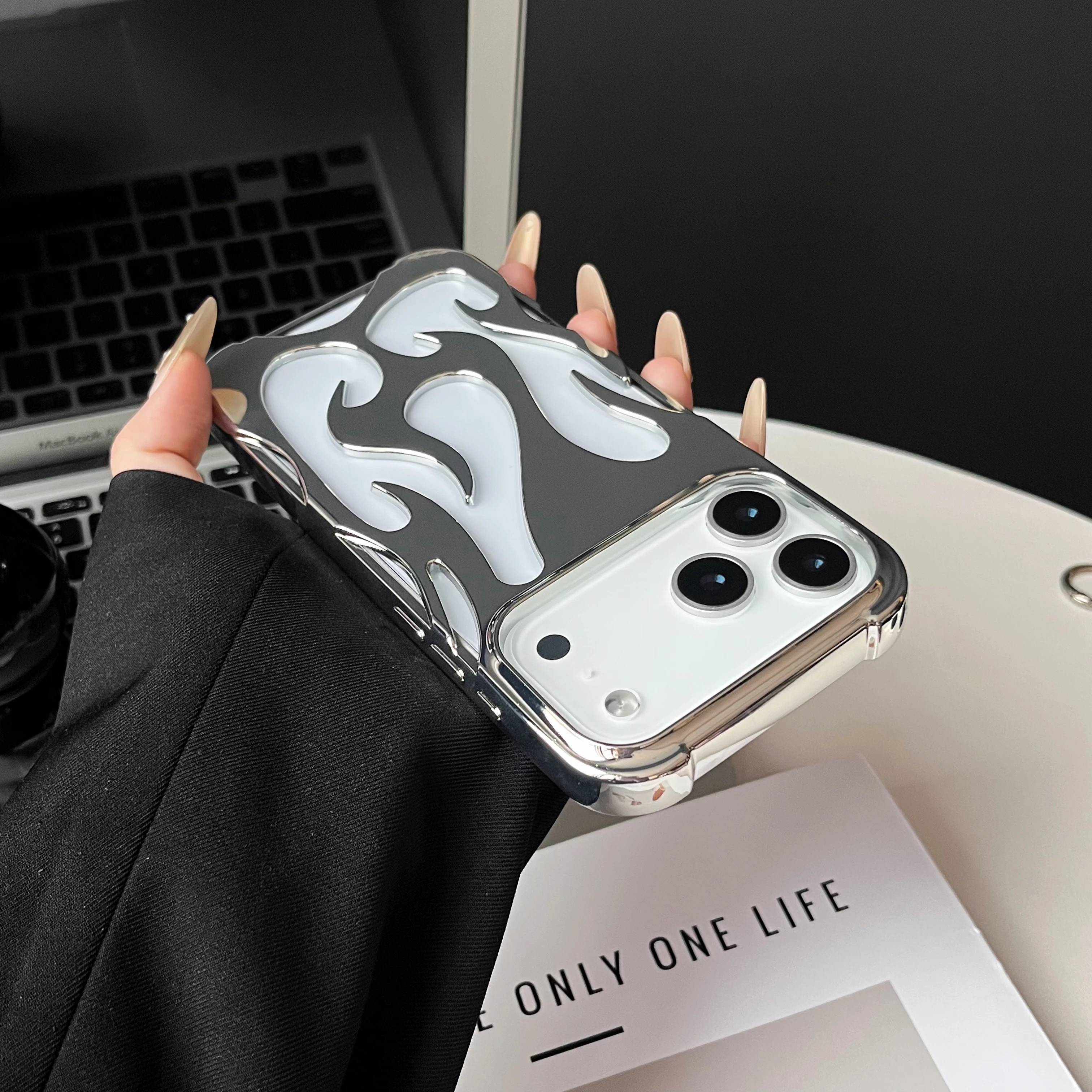Luxuriöse 3D-Flammenmuster Hohle Schlanke Handyhülle für iPhone 18 17 16 15 14 13 12 11 Pro Max Air Stoßfeste Schutzhülle – Detail 3