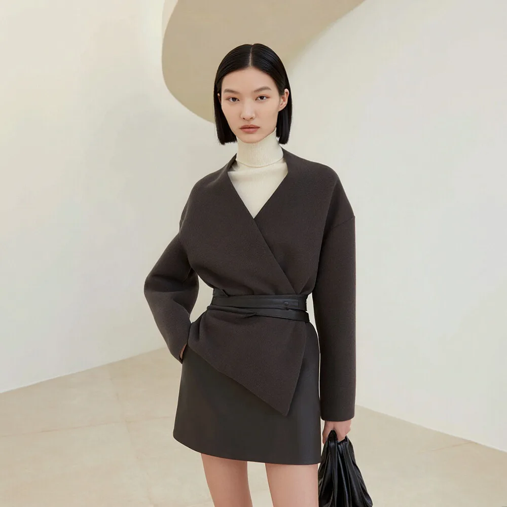 

Повседневное шерстяное пальто на осенне-зимний сезон. Модная женская верхняя одежда. Удобный стиль без украшения.