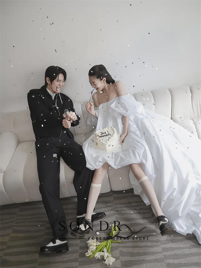 Sondr encantadores vestidos de boda coreanos a presión nuevo cuello barco mangas abullonadas vestido de novia personalizado vestido corto para sesión de fotos 2025