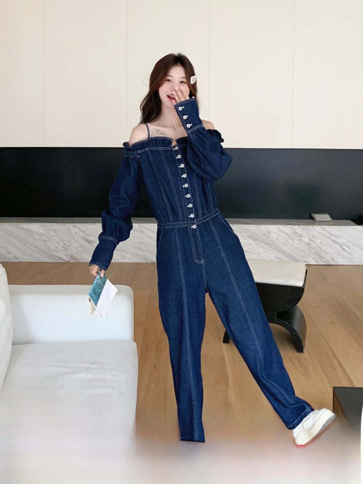 

Синий джинсовый комбинезон на бретельках для женщин, ранняя весна 2025, новая модная коллекция, на одно плечо, соблазнительный, элегантный, сексуальный костюм