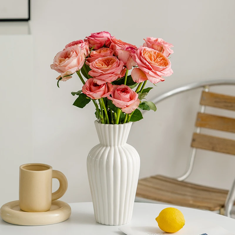 

Modern white ceramic vase for water or dried flowers, suitable for home or dining table decoration, Scandinavian style, Shu Men.