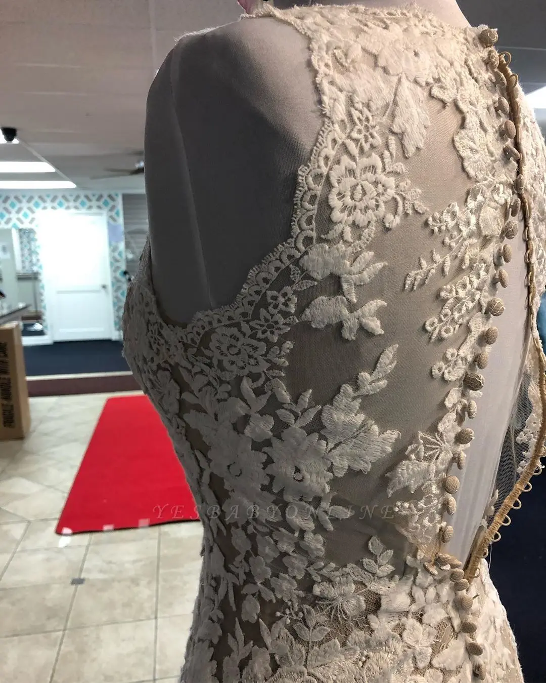 Splendidi abiti da sposa a sirena in pizzo con scollo a v senza maniche Champagne e avorio lungo abito da sposa Vintage bottoni posteriori abiti formali