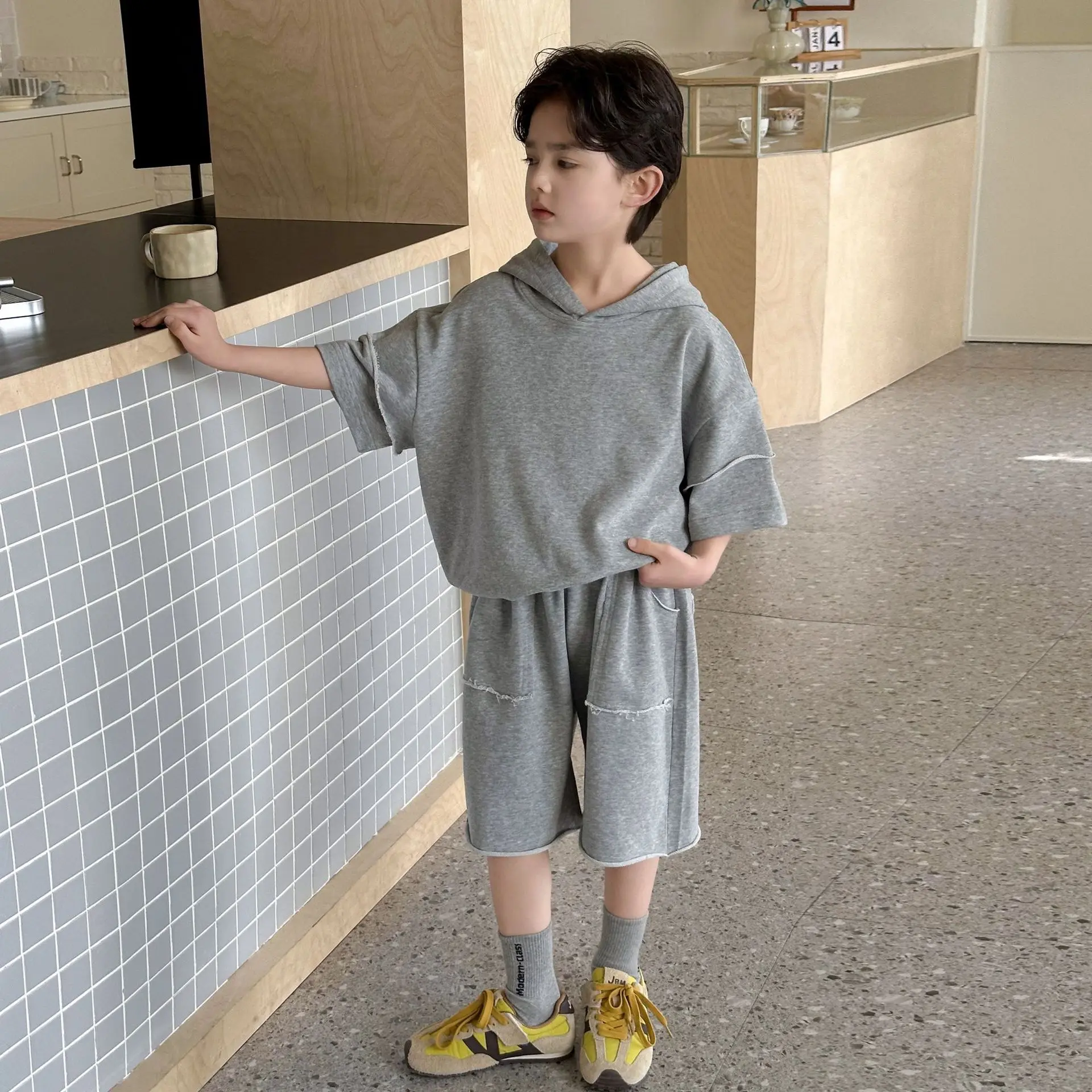 

Летний комплект для мальчиков: корейский костюм-двойка с капюшоном и коротким рукавом, новинка лета 2026, приятный для кожи