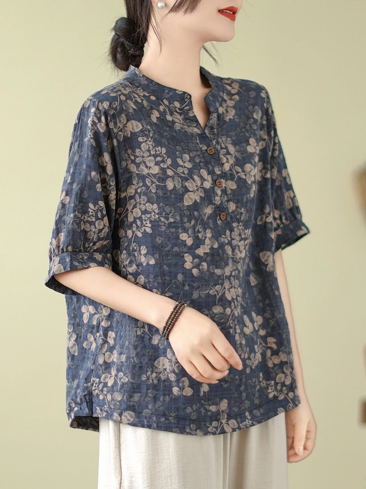 قميص أنيق من القطن والكتان للسيدات صيفي بأكمام قصيرة مقاس صغير، قميص عصري مطبوع كاجوال فضفاض بياقة نصف مفتوحة