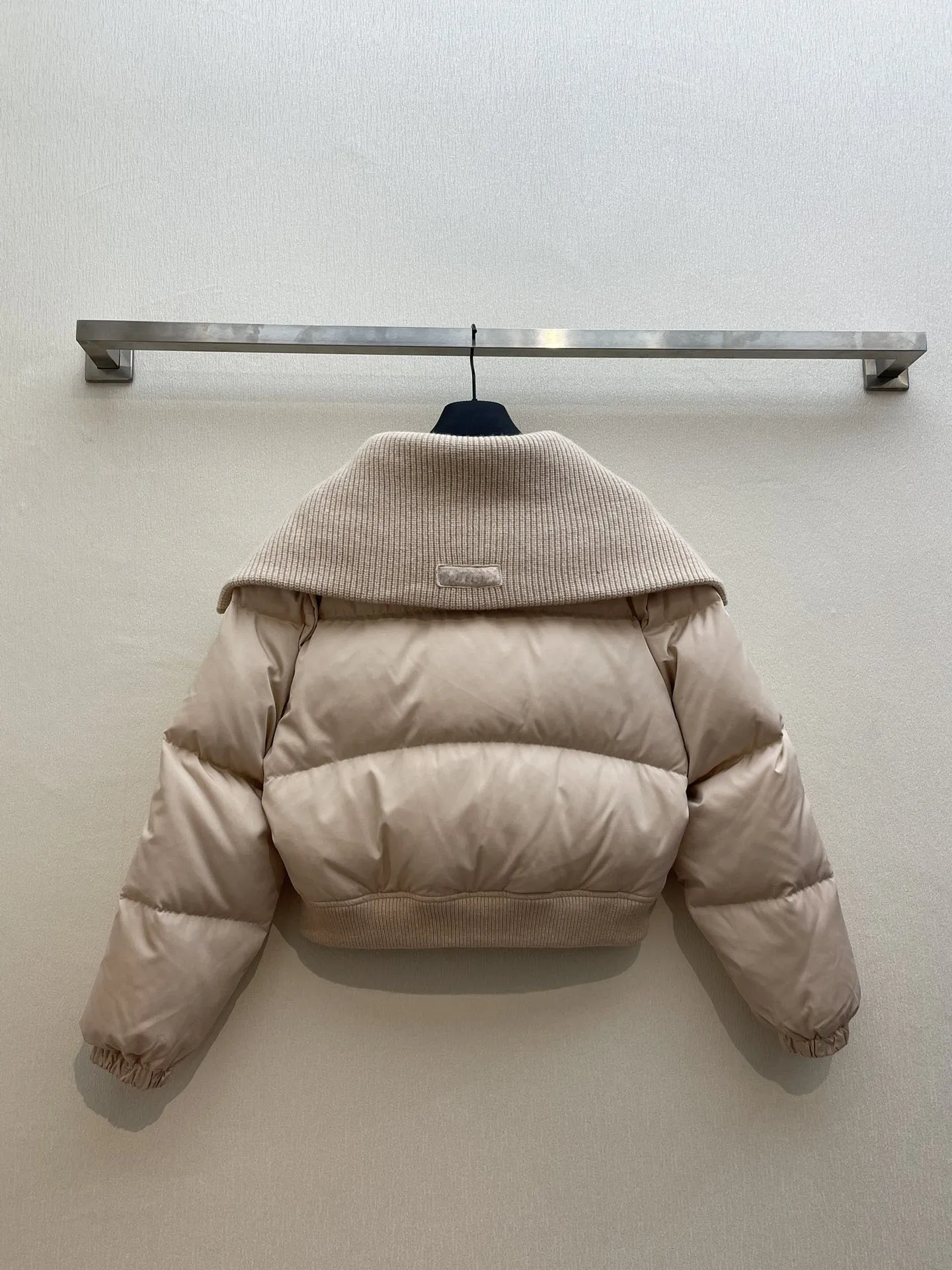 Classic drop shoulder silhouette waist small short design down jacket