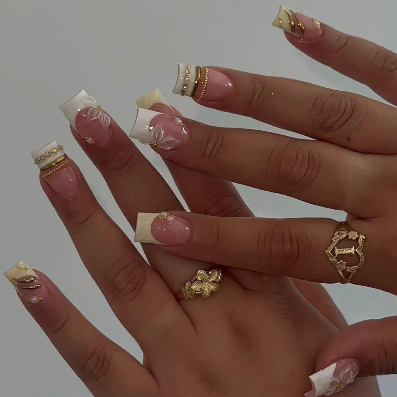 24Pcs French Flower Stick on Ballet Nails Sets Chain Gilded Press on Nails Art Square Head Short Fake Nail Ins Manicure False