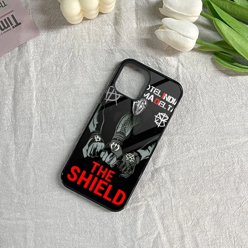 حافظة هاتف WWE The Shield لهاتف آيفون 16 15 14 13 12 11 Pro Max Mini 8 Plus Se Xr X Xs Fundas Shell PC + غطاء من البولي يوريثان