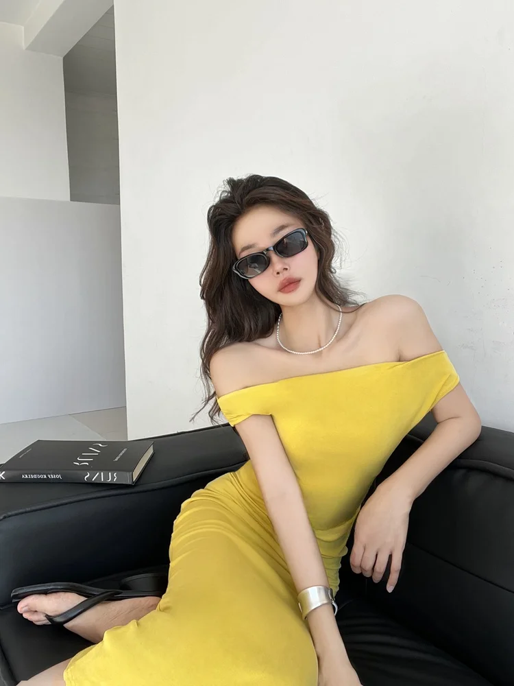 กระโปรงทรงเอไลน์เอวสูงแบบไม่สมมาตร โชว์ไหล่ข้างเดียว ทรงเข้ารูป ผ่าข้าง ความยาวปานกลาง สำหรับผู้หญิง