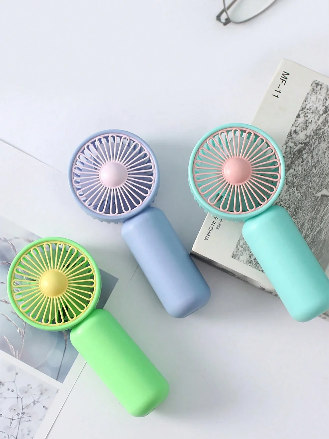 1pc AA Battery Operated Portable Handheld Mini Fan With One-Speed Adjustment, Simple And Minimalist Design For Outdoor Use